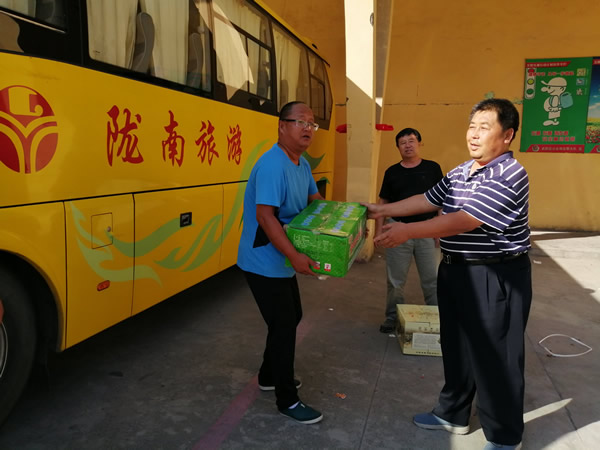 隴運(yùn)集團(tuán)公司開(kāi)展“夏送清涼”慰問(wèn)一線(xiàn)職工活動(dòng)