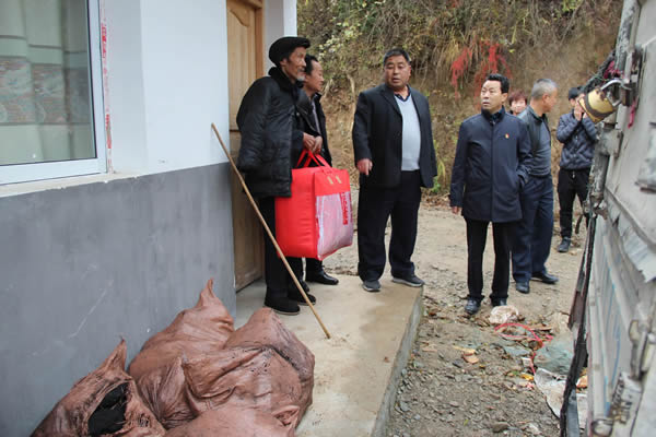 隴運(yùn)集團(tuán)公司開展“解難題、辦實(shí)事、送溫暖”主題黨日活動(dòng)