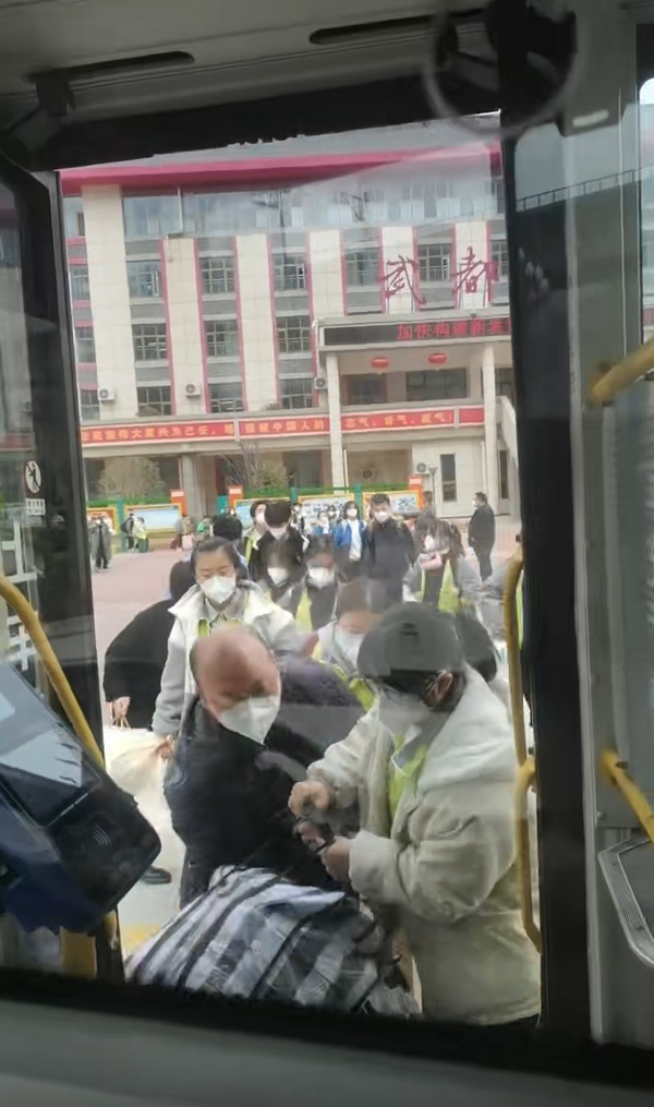 隴運(yùn)集團(tuán)公司“點(diǎn)對(duì)點(diǎn)”愛(ài)心直通車(chē)護(hù)送返鄉(xiāng)人員平安回家