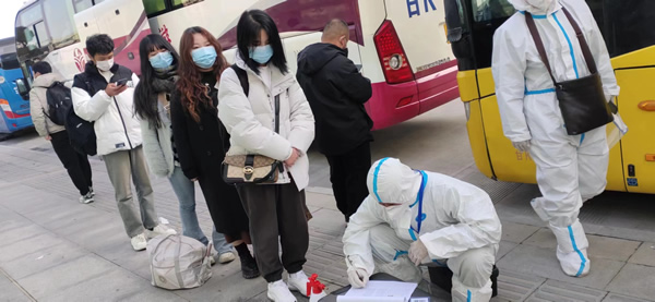 隴運(yùn)集團(tuán)公司“點(diǎn)對(duì)點(diǎn)”愛(ài)心直通車(chē)護(hù)送返鄉(xiāng)人員平安回家